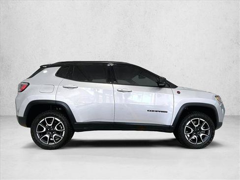 Used 2024 Jeep Compass Trailhawk AWD/4WD image 5