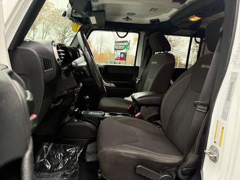 Used 2018 Jeep Wrangler Unlimited Sahara w/ Connectivity Group image 15