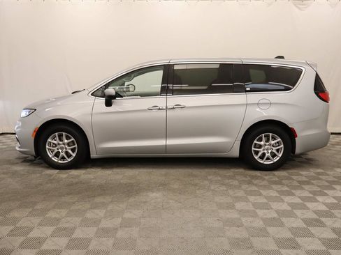 Used 2023 Chrysler Pacifica Touring-L FWD image 2