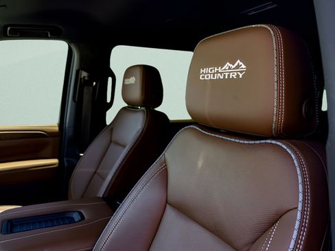Used 2024 Chevrolet Suburban High Country RWD image 11