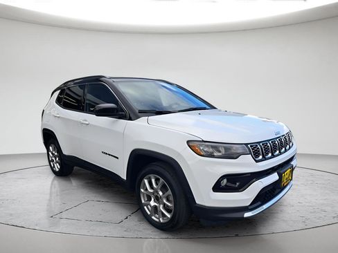 Used 2025 Jeep Compass Limited AWD/4WD image 3