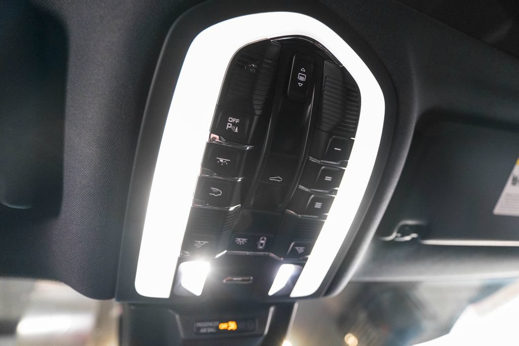 Certified 2026 Porsche Macan AWD/4WD image 26