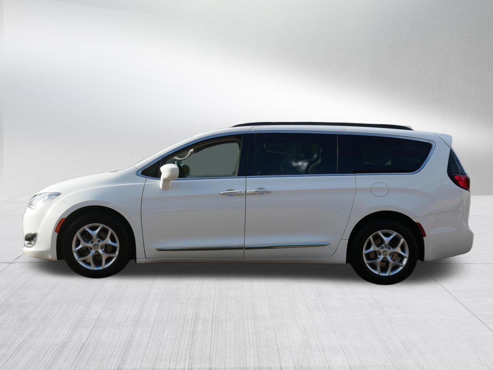 Used 2017 Chrysler Pacifica Touring-L w/ Tire & Wheel Group FWD image 4