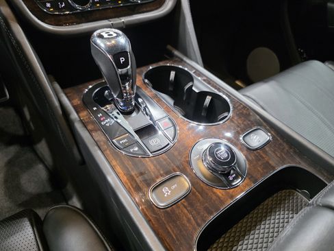 Used 2019 Bentley Bentayga image 19