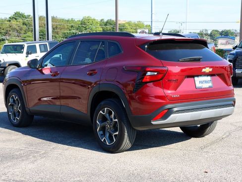 Used 2025 Chevrolet Trax LT FWD image 5