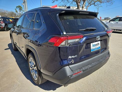 Used 2021 Toyota RAV4 XLE Premium image 5