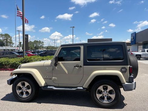 Used 2018 Jeep Wrangler Sahara w/ Connectivity Group AWD/4WD image 6