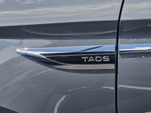 Used 2022 Volkswagen Taos SE w/ Panoramic Sunroof Package FWD image 31