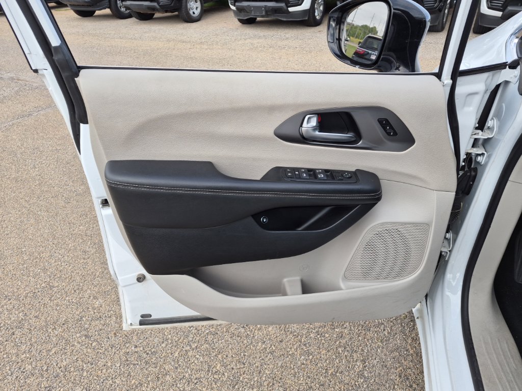 Used 2024 Chrysler Pacifica Limited FWD image 9