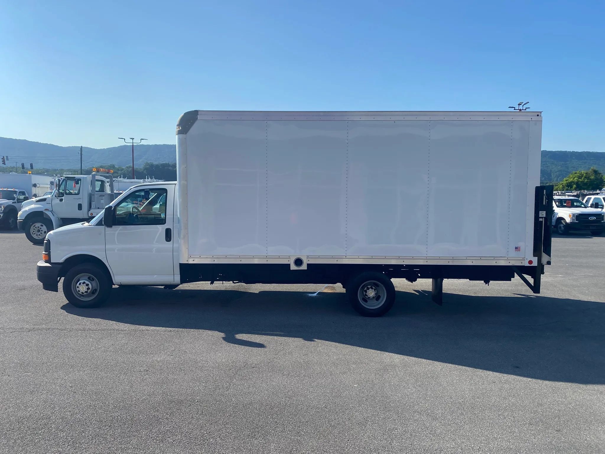 Used 2017 Chevrolet Express 4500 Extended RWD image 5