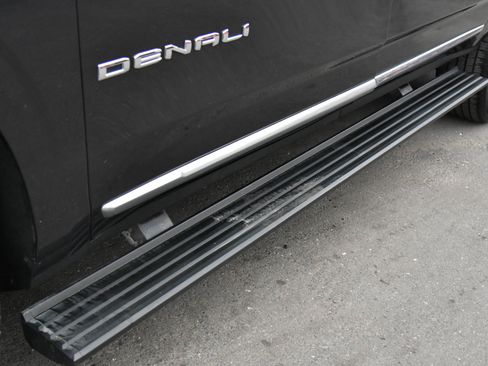 Used 2023 GMC Yukon XL Denali image 16