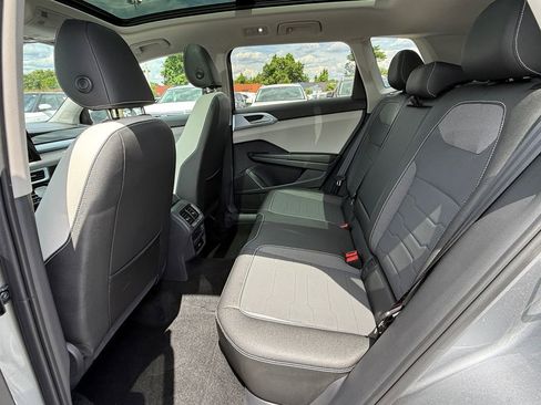 Used 2025 Volkswagen Taos SE w/ Panoramic Sunroof Package FWD image 22