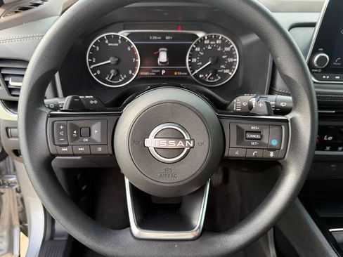 Used 2023 Nissan Rogue SV FWD image 17
