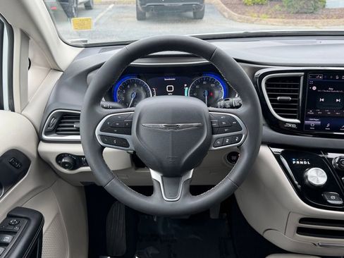 Used 2023 Chrysler Pacifica Touring-L FWD image 28