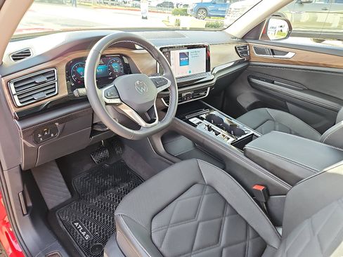 Used 2024 Volkswagen Atlas SE w/ Panoramic Sunroof Package image 12