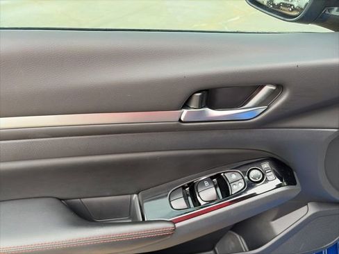 Certified 2025 Nissan Altima 2.5 SR image 11