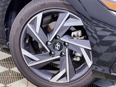 Used 2025 Hyundai Elantra SEL image 12