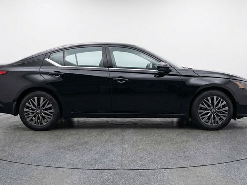 Used 2025 Nissan Altima 2.5 SV image 11