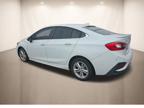 Used 2017 Chevrolet Cruze LT w/ Convenience Package image 8