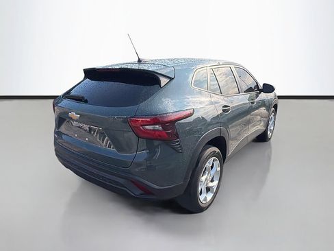 Used 2025 Chevrolet Trax LS w/ LS Convenience Package FWD image 8