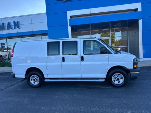 Used 2024 GMC Savana 2500 w/ Driver Convenience Package image 2