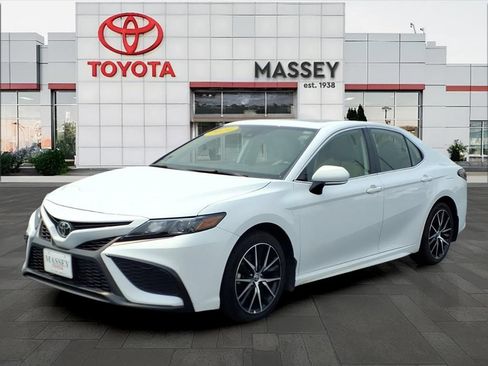 Used 2024 Toyota Camry SE w/ Cold Weather Package FWD image 7