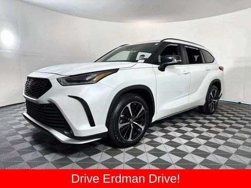 Used 2022 Toyota Highlander XSE FWD image 3