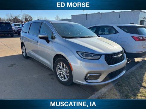 Used 2023 Chrysler Pacifica Touring-L image 2