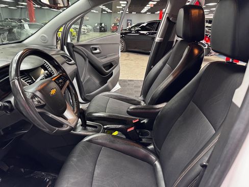 Used 2019 Chevrolet Trax LT w/ LT Convenience Package image 32