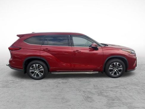 Used 2022 Toyota Highlander XLE AWD/4WD image 4