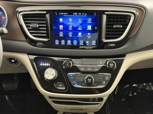 Used 2017 Chrysler Pacifica Touring FWD image 21