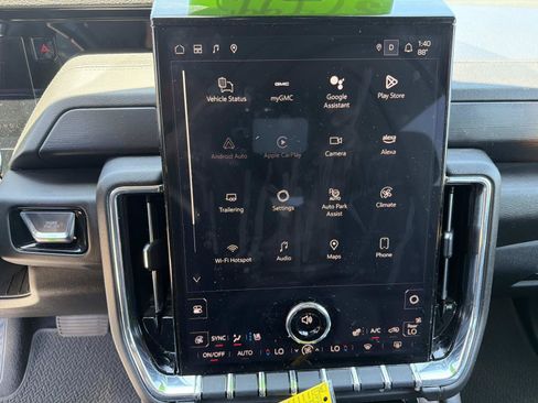 Used 2025 GMC Yukon Denali RWD image 24