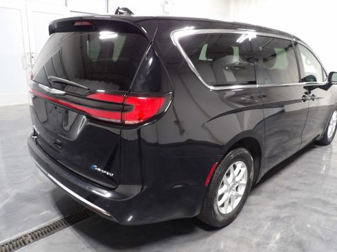 Used 2024 Chrysler Pacifica Limited image 8