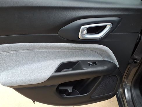 Used 2023 Jeep Compass Latitude image 8