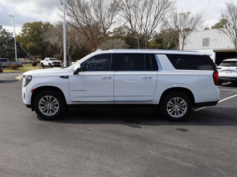 Used 2023 GMC Yukon XL SLT w/ SLT Premium Package image 9