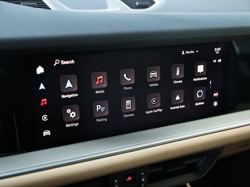 Certified 2025 Porsche Cayenne w/ Premium Package Plus image 38