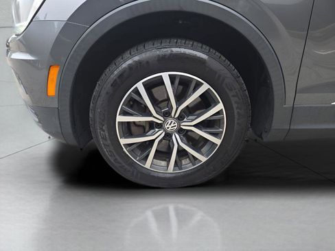 Used 2018 Volkswagen Tiguan SE w/ Panoramic Sunroof Package image 8