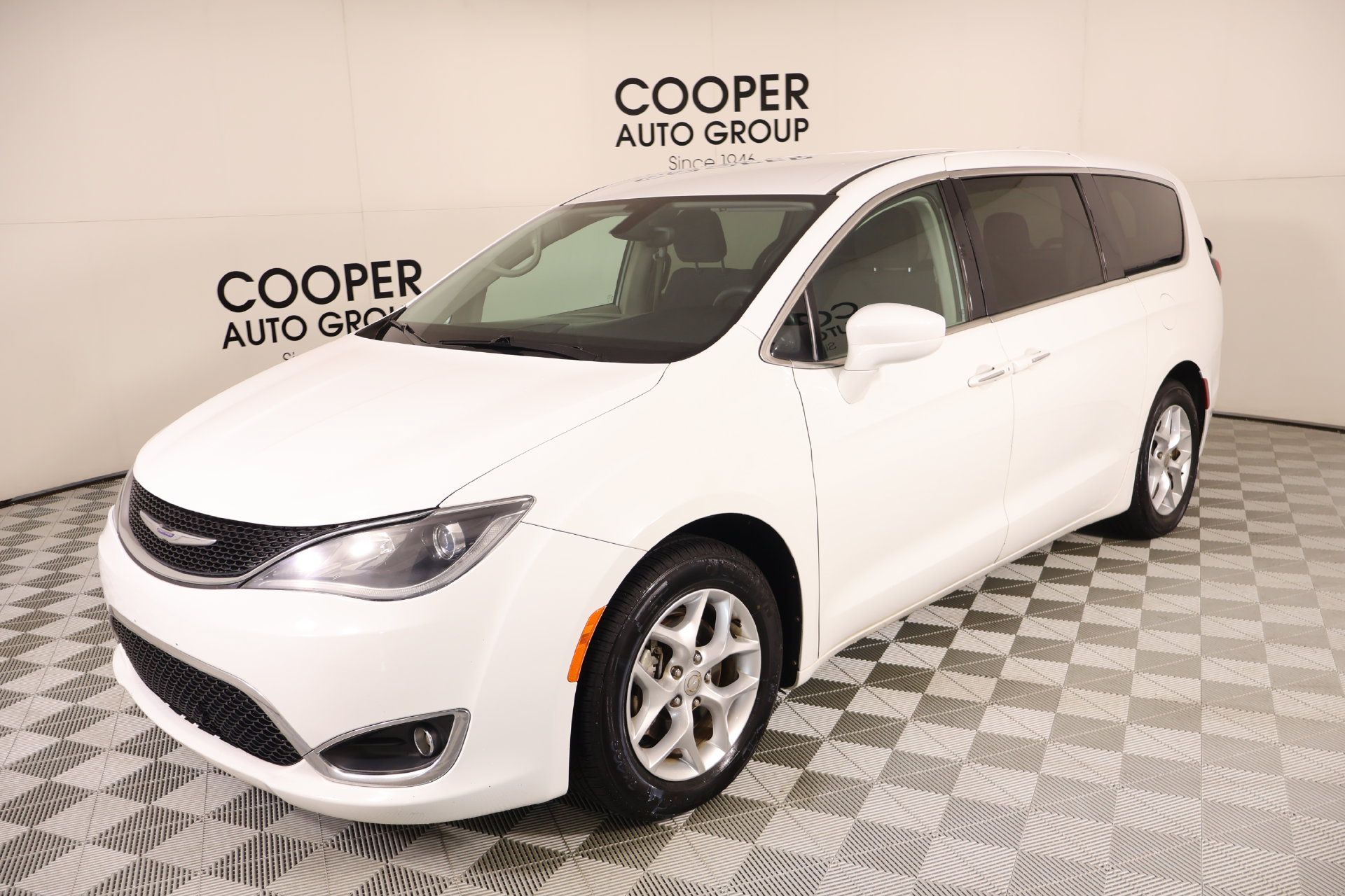 Used 2018 Chrysler Pacifica Touring Plus w/ Tire & Wheel Group FWD image 9