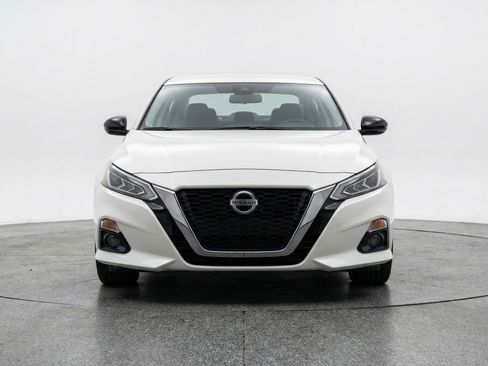Used 2025 Nissan Altima 2.5 SV FWD image 2