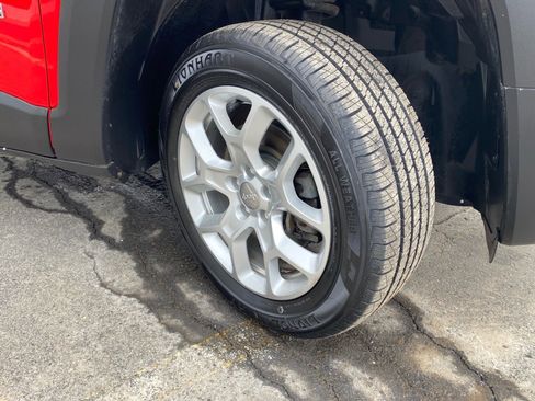 Used 2018 Jeep Renegade Latitude w/ Cold Weather Group image 26