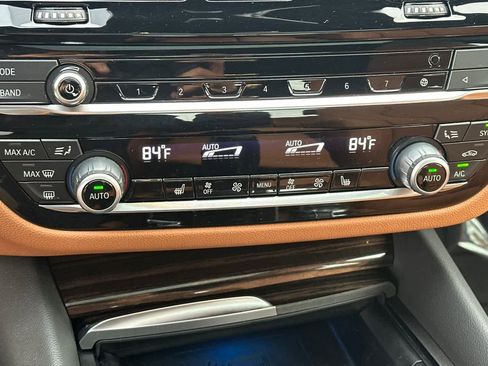 Used 2023 BMW 530e w/ Convenience Package image 22