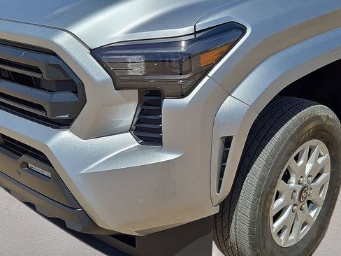 Used 2024 Toyota Tacoma SR5 AWD/4WD image 9