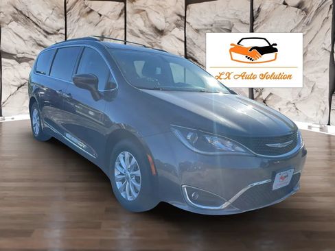 Used 2017 Chrysler Pacifica Touring-L FWD image 5