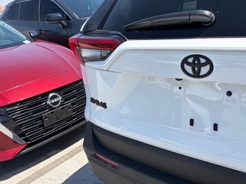 Used 2025 Toyota RAV4 XLE AWD/4WD image 5