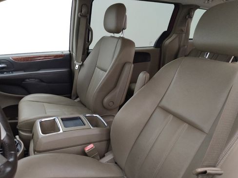 Used 2016 Chrysler Town & Country Touring FWD image 17