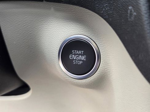 Certified 2023 Volvo XC40 B5 Plus w/ Climate Package AWD/4WD image 18
