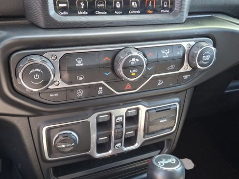 Used 2018 Jeep Wrangler Unlimited Sahara image 15