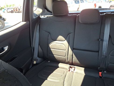Used 2018 Jeep Renegade Latitude w/ Cold Weather Group AWD/4WD image 12