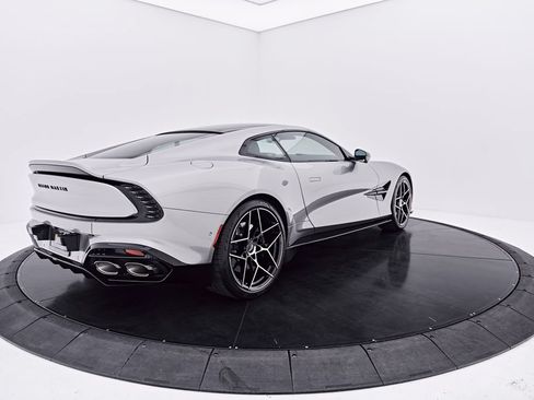 Used 2025 Aston Martin Vanquish RWD image 17