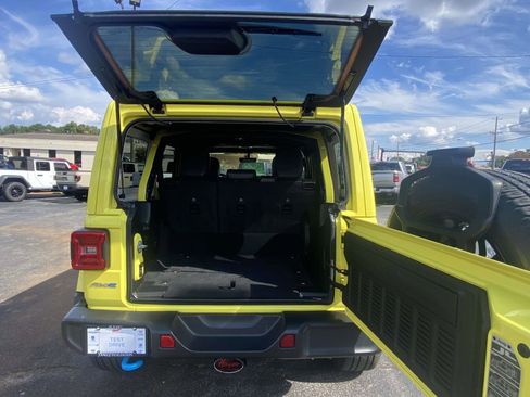 Used 2022 Jeep Wrangler Unlimited Sahara image 40